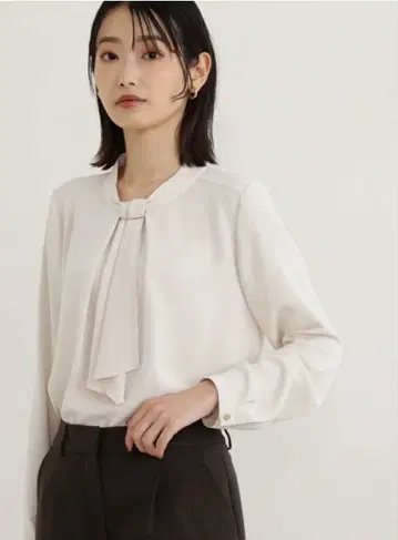 메탈 포인트 보타이 블라우스 NATURAL BEAUTY BASIC