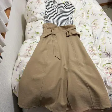 베이지 플레어 스커트 벨트 포함