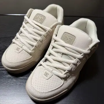 DC 화이트 스니커즈 24cm
