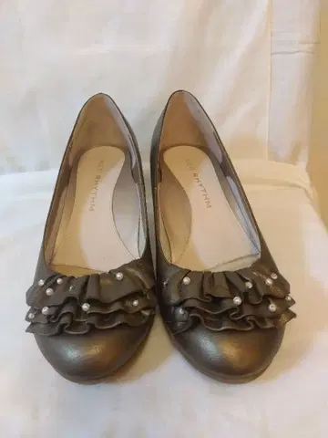 네오리즘 프릴 장식 골드 펌프스