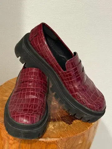 버건디 엠보 크로커다일 로퍼