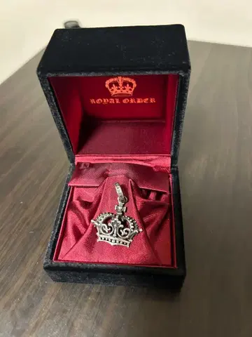 Royal Order 왕관 모티브 펜던트 박스 포함