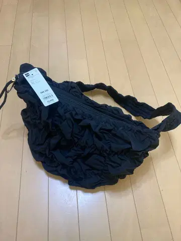 GU 블랙 개더 숄더백