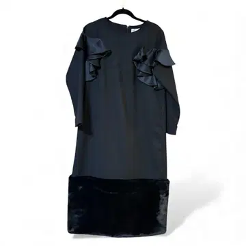 퍼 프릴 포함 블랙 롱 원피스 긴팔