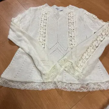 레이스 장식 화이트 니트 스웨터