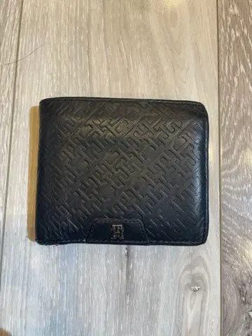 타미힐피거 블랙 가죽 이단 접이식 지갑