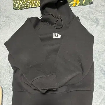 NEW ERA 블랙 후드티