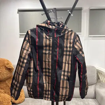 체크 무늬 후드 부착 다운 자켓