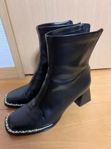 란다 비쥬 장식 블랙 가죽 부츠