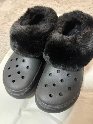 퍼 달린 블랙 클로그 샌들 남성용