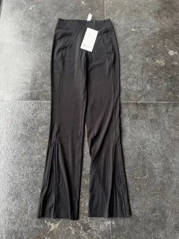 Lululemon 블랙 플레어 팬츠 사이드 슬릿 사이즈 6/S