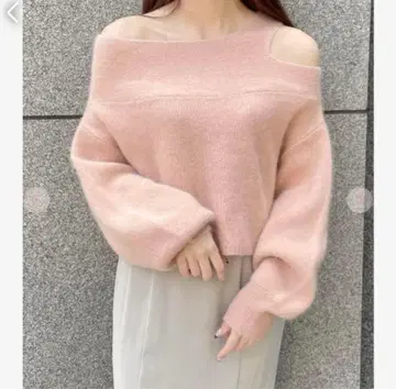 COCO DEAL | 코코딜 라쿤 오프숄더 숏 니트