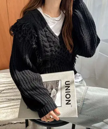 케이블 프린지 V넥 니트탑 [ 가격 인하 가능 ]