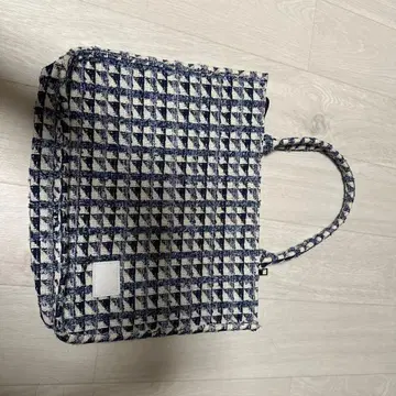 데님 블루와 화이트의 체크 무늬 토트백