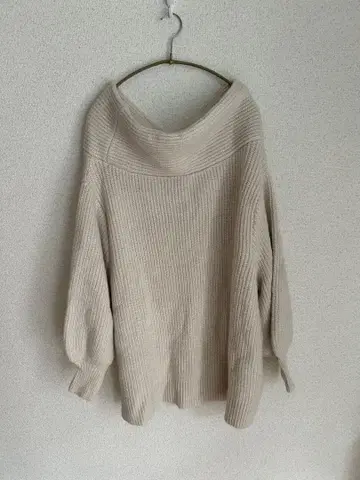 오프숄더 니트 베이지 루즈핏 오프숄더 니트 스웨터