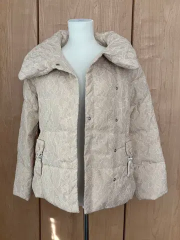 비스콘티 레이스 무늬 베이지 다운 자켓