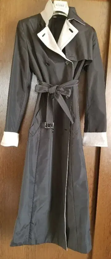 그레이와 화이트의 트렌치코트