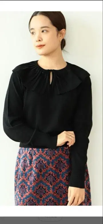 Ray BEAMS 블랙 프릴 넥 니트