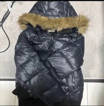 퍼 달린 블랙 다운 자켓