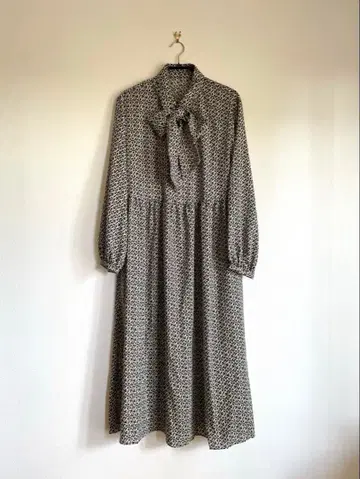 미사용 Ballsey 캘리그래피 프린트 보타이 원피스