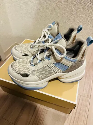 미사용 새상품 MK 로고 화이트/블루 스니커즈