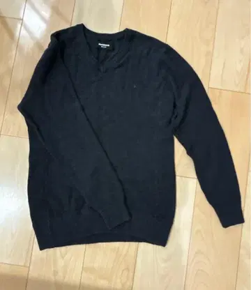 1PIU1UGUALE3 다크 그레이 V넥 스웨터