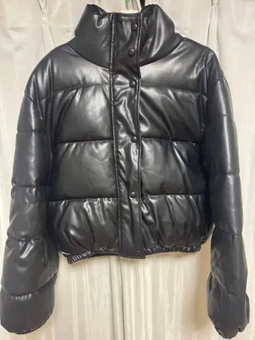 합성 피혁 숏 기장 다운 자켓 블랙