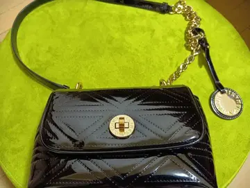 블랙 패튼트 레더 숄더백