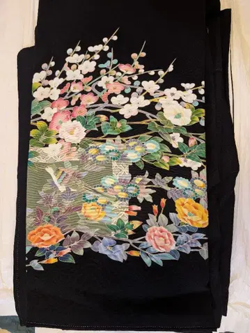 검은색 토메소데 히요쿠 포함 순수 실크