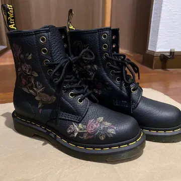 [새상품급] 정품 Dr. Martens 꽃무늬 가죽 부츠 UK3