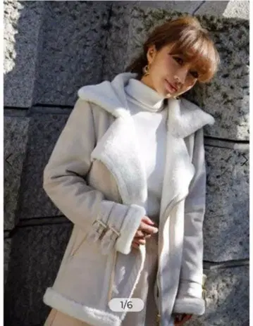 에이미이스토와르 베이지 후드 부착 무스탕 코트