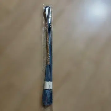 다크 블루와 골드 허리띠