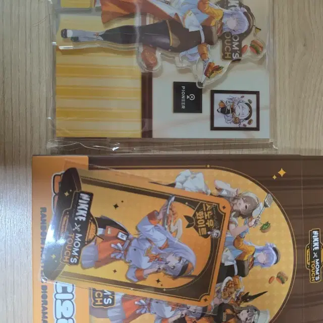 맘스터치 콜라보 니케 나유타 아크릴스탠드+포카