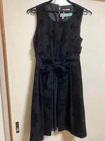 axes femme 블랙 플라워 프린트 원피스