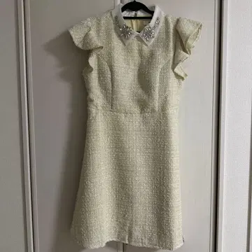 화이트 프릴 소매 드레스와 레이스 힐