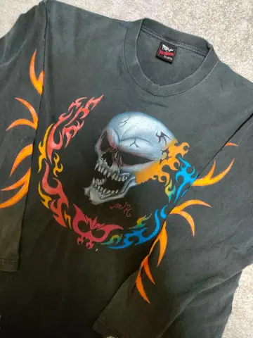 스컬과 불꽃 그래픽 빈티지 느낌 T셔츠