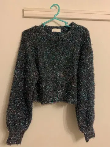 HARE 블랙과 파랑의 라메 믹스 크롭 니트