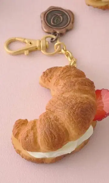 [ 새상품 미사용 ] Q-pot 스트로베리 크루아상 백참