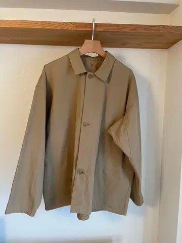 불에 잘 타지 않는 소재를 사용한 커버올 자켓 MUJI Labo