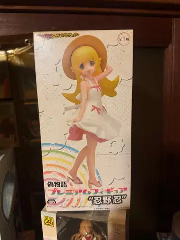 오시노 시노부 피규어 화이트 드레스