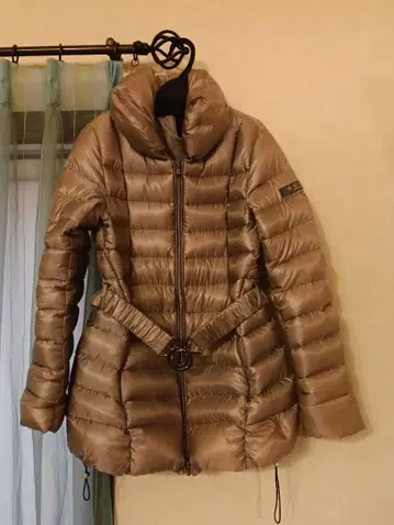 TATRAS 브라운 다운 자켓 허리 벨트 포함