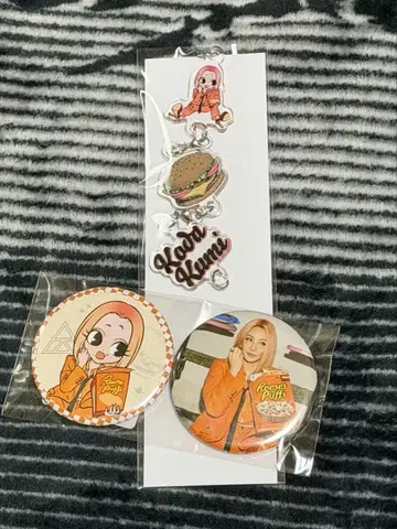 코다 쿠미 kkapp 스크래치 3단 아크릴 키링 캔뱃지