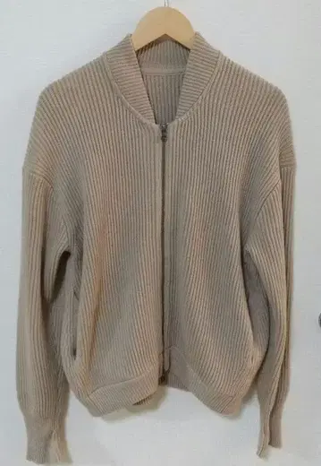 네스트로브 베이지 리브 블루종풍 지퍼 스웨터 긴팔