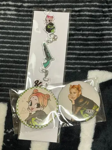 코다 쿠미 kkapp 스크래치 3단 아크릴 키링 캔뱃지