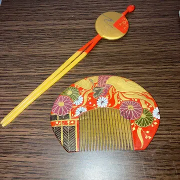 주홍색과 금색 머리 장신구와 빗 세트