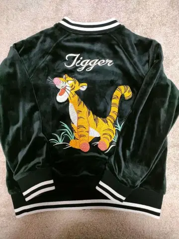 [ 새상품급 ] 디즈니 리조트 티거 자수 스카잔 벨로아 블랙