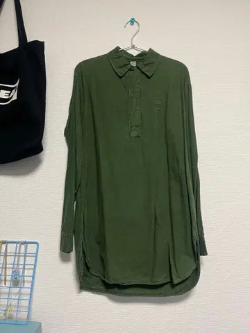 올리브 그린 버튼다운 긴팔 셔츠