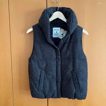 니코앤드 - 옷깃 볼륨 충전솜 베스트 차콜 새상품 택 포함