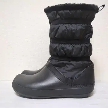 crocs 퍼 부츠 블랙 W7 23cm