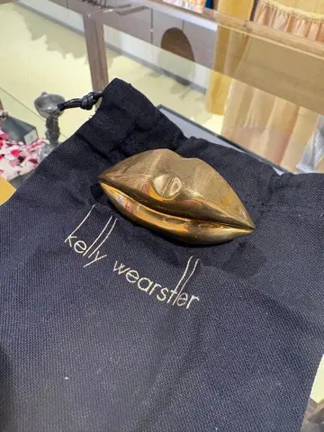 켈리 웨어슬러 립 모양 오브제